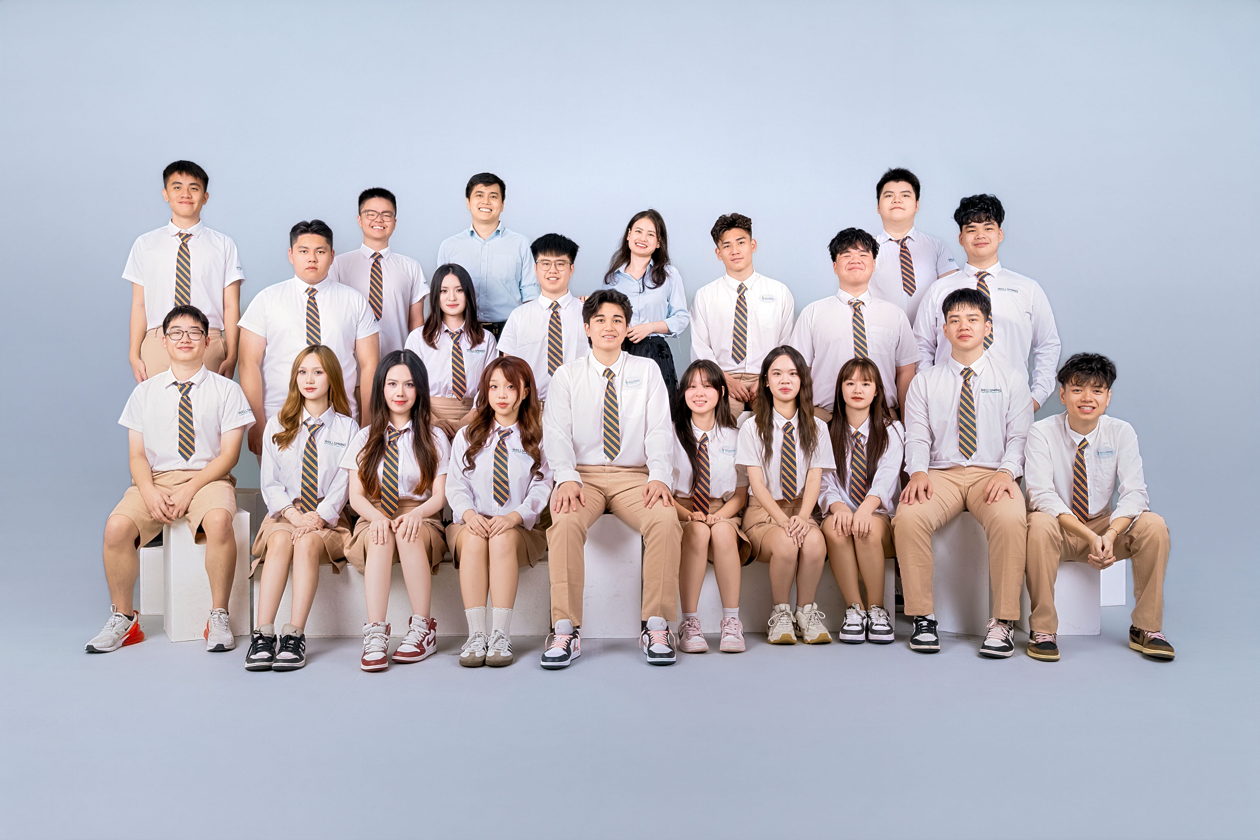 12AB2_GROUP_TEACHER_leica25.jpg