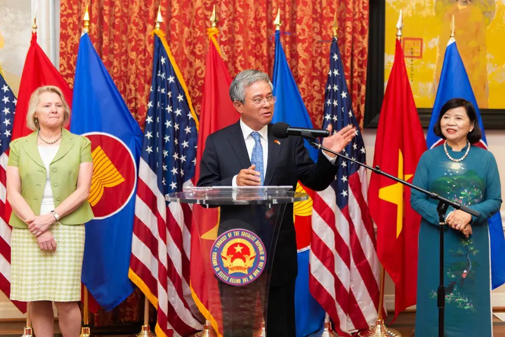 dai-su-viet-nam-tai-hoa-ky.webp